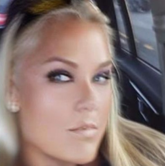 Meet your posher. Debbie - Picture 5 of 5